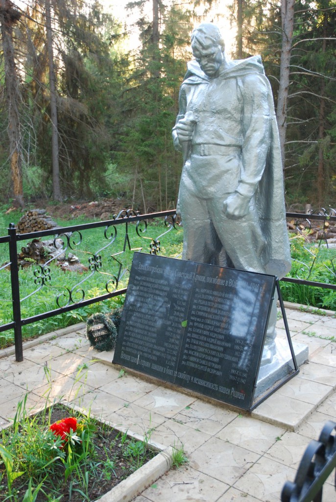 Цветок, символ «вечного огня», посаженный Фарбером и его учениками у мемориала погибшим в Великой Отечественной войне
