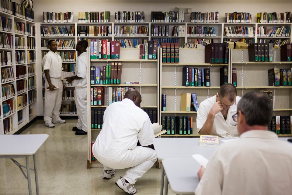 Заключенные частной тюрьмы в библиотеке. Фото: REUTERS / Adrees Latif