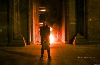 Петр Павленский поджог дверь здания ФСБ на Лубянке