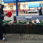 Москвичи несут цветы к станции метро "Октябрьское поле"