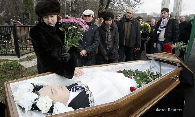 Nataliya Magnitskaya (L), mother of Sergei Magnitsky, grieves over her son 's body during his funeral at a cemetery in Moscow in this November 20, 2009 file photo. On April 12, 2013 the Obama administration will send Congress a list of 18 alleged abusers of human rights in Russia, in a move that could cause more friction in the U.S. relationship with Moscow. The list includes 16 people directly related to the case of Russian whistleblower Magnitsky, who died in his jail cell in 2009, amidst suspicions that he was beaten to death. REUTERS/Mikhail Voskresensky/Files (RUSSIA - Tags: CRIME LAW POLITICS)