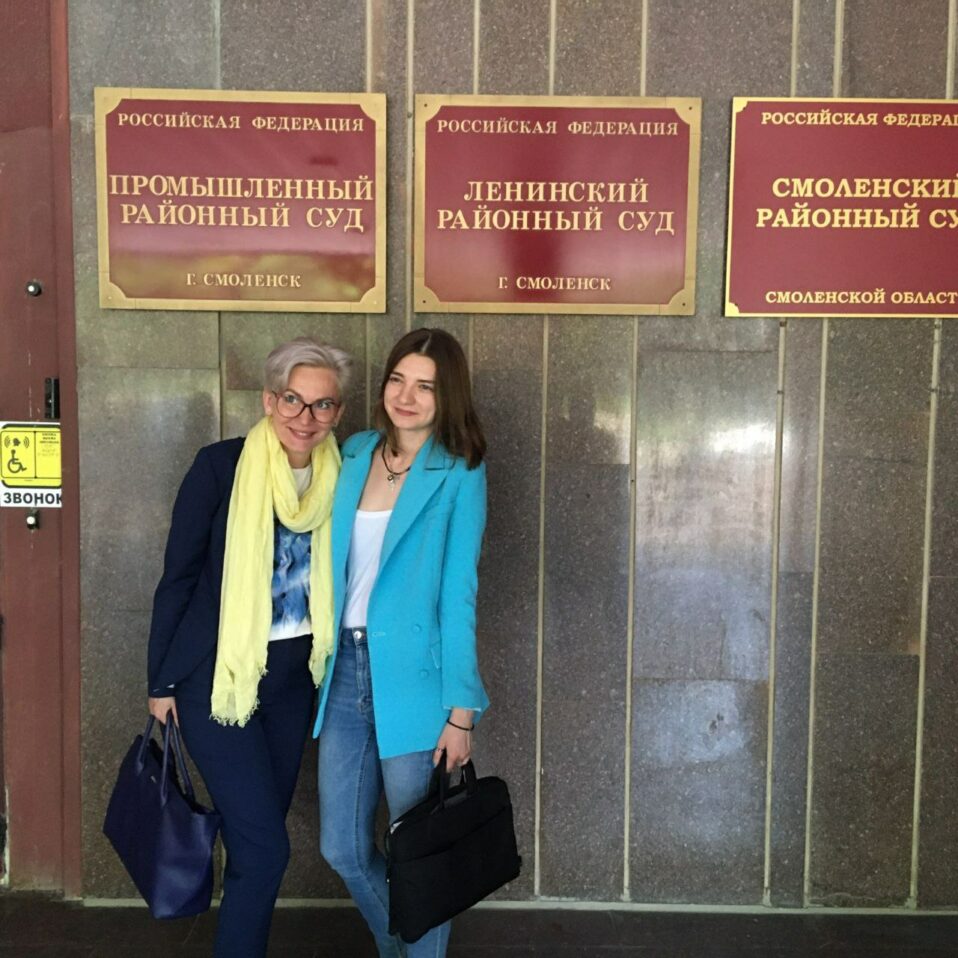 Юрист «Руси Сидящей» Алёна Савельева со своей подзащитной Оксаной Литвиненко